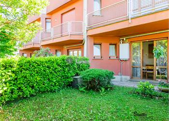 Molteno – Villetta a schiera centrale con giardino e autorimessa