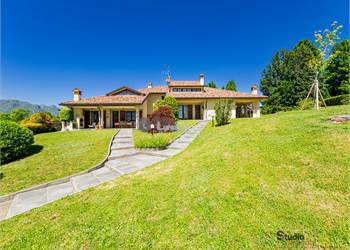 Prestigiosa villa bifamiliare con vista panoramica 