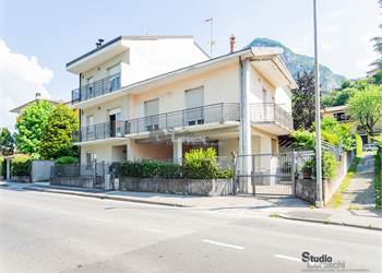 Casa semindipendente fronte Corso Dante con porticato, posti auto e sottotetto